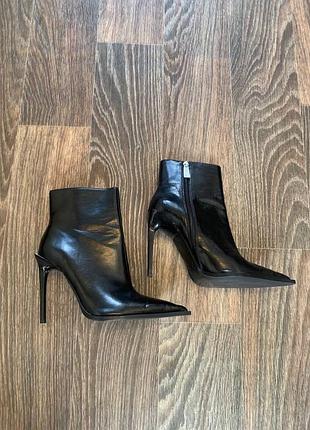 Стильні чорні ботильйони zara з гострим носком та заклепками на п'яті, р. 39
