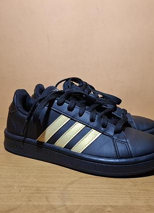 Детские фирменные кроссовки adidas