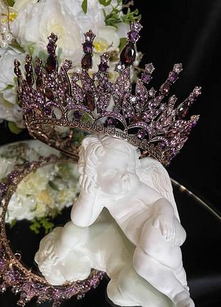 Корона з бордовими каменями swarovski золото 12.5х8 см елегантна корона з камінням корона для конкурсу краси