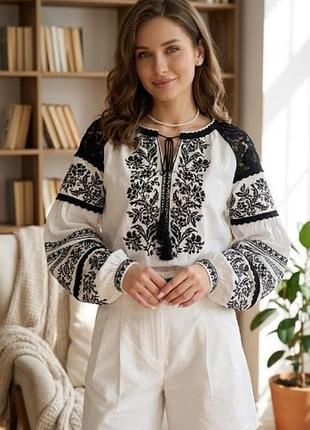 Вишита молодіжна біла блузка з чорною вишивкою та мереживом розміри s, m, l