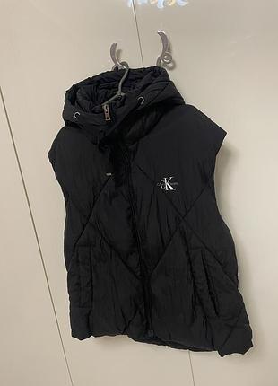 Жилетка жіноча чорна тепла капюшоном calvin klein