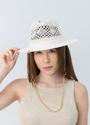 Шляпа летняя ажурная федора с золотистой цепью d.hats белого цвета
