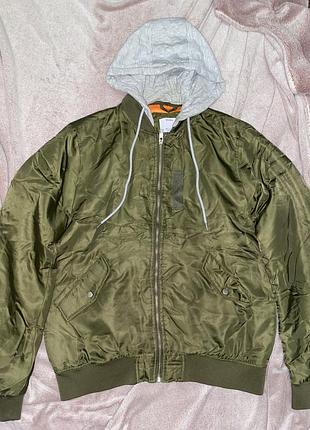 Чоловіча оливкова куртка-бомбер вітровка bershka з капюшоном