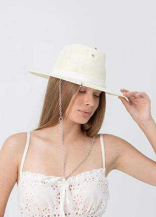 Шляпа федора с серебристой цепью d.hats молочная
