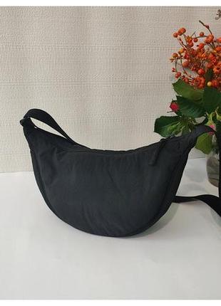 Сумка uniqlo комфортна та стильна сумка через плече або на плече.