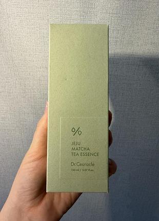 Dr.ceuracle jeju matcha tea essence — це двофазна зволожувальна есенція корейського бренду dr.ceuracle, натхненна напоєм «матча-лате».
