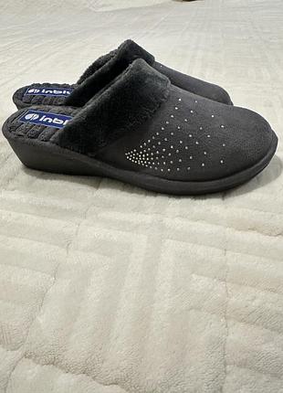 Капці на танкетці