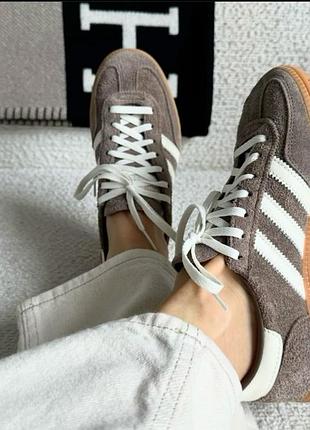 Жіночі замшеві кеди adidas handball spezial у кольорі earth strata розмір 37/36 (коричневий із білими смужками та гумовою підошвою)