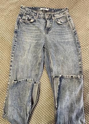 Блакитні  жіночі джинси варреного деніму (acid wash) бренду na-kd з високою посадкою та розрізами внизу штанин.