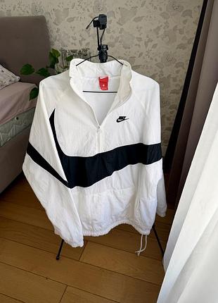 Оригінальну вінтажну вітровку nike swoosh half zip woven jacket aj2696-100 у біло-чорному кольорі