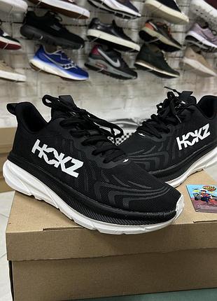 Чоловічі кросівки hoka bondi 8 для бігу тренувань залу чорно-білі спортивні легкі мʼякі сітка бігові повсякденні бу 41.5-42 р універсальні на піні
