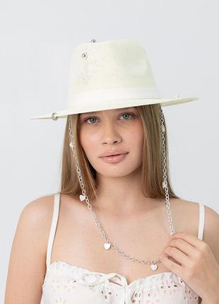 Шляпа федора с серебристой цепью с сердцами d.hats молочная