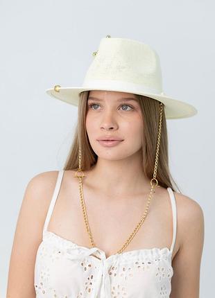 Шляпа федора с золотистой цепью d.hats молочная