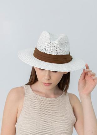 Плетеная шляпа федора с коричневой лентой d.hats белая
