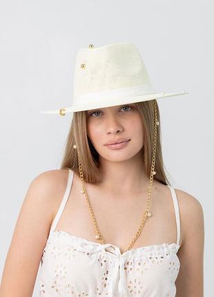 Шляпа федора с золотистой цепью с жемчужинами d.hats молочная