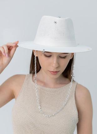 Шляпа федора с серебристой цепью d.hats белая