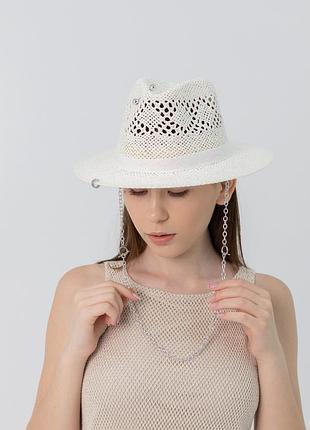 Шляпа летняя ажурная федора с серебристой цепью d.hats белого цвета