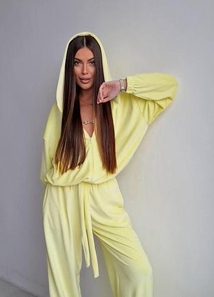 Женский велюровый костюм тройка s m l с топом широкие брюки и кофта с капюшоном оверсайз 42-44 44-46 велюр плюш лимон, 42/44