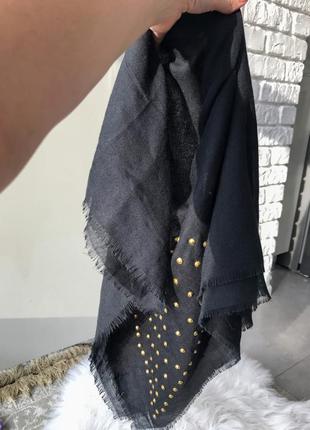 Шарф-платок чёрного цвета с золотыми вставками2 фото