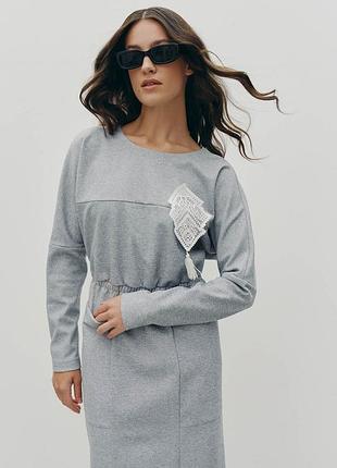 Теплое платье миди с брошью серое modna kazka mkrm4217-3