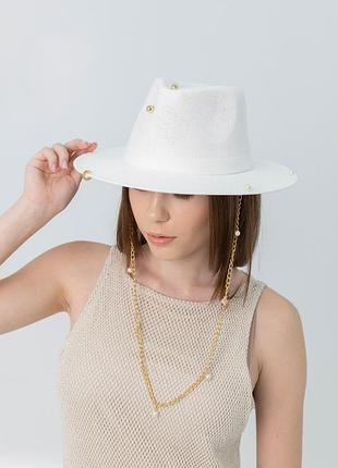 Шляпа федора с золотистой цепью с жемчужинами d.hats белая