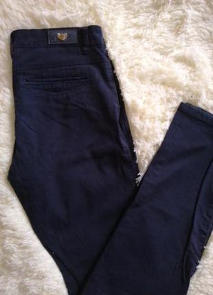 Джинсы.