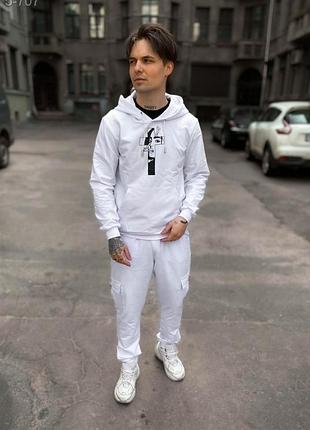 Однотонний чоловічий костюм з принтом креста