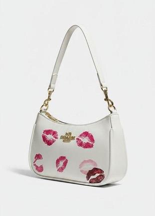 Женская белая сумка в стиле coach белая с принтом губ 24×15×7 см