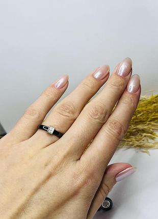 Тонкое чёрное керамическое кольцо с камнями 7