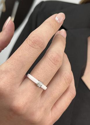 Тонкое белое керамическое кольцо с камнями