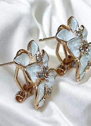 Сережки primo glory у формі квітів з білими пелюстками та кристалами – gold&white