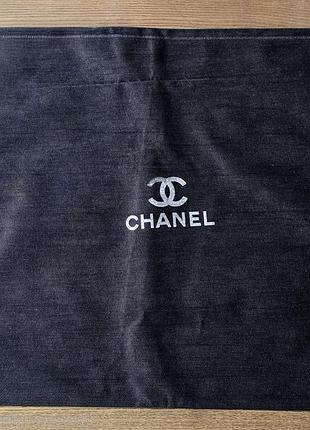 Пыльник большой chanel есть