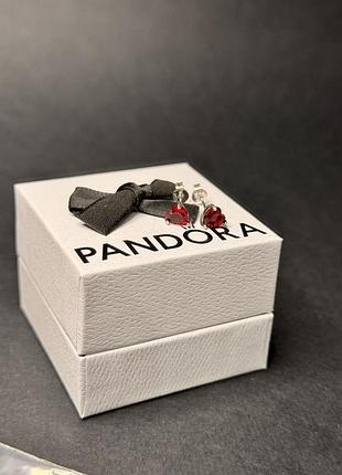 Красные серьги пандора pandora красное сердце