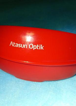 Жорсткий футляр для окулярів atasun optik виконано з міцного червоного пластику з м'якою внутрішньою підкладкою під замшу для надійного захисту