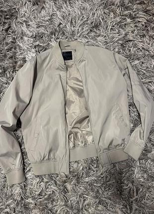 Вітрівка bershka