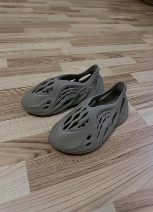 Кросівки adidas yeezy foam runner у сіро-бежевому відтінку нові 36р