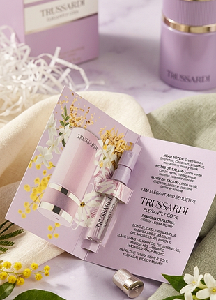 Trussardi elegantly cool - цветочный древесный аромат с марокканским мимозой, мадагаскарским иланг-илангом и сливочным мягким, пробный образец, 1,2 мл