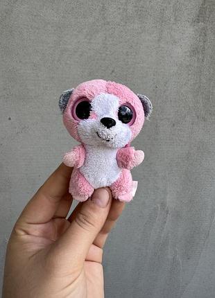 М'яку іграшка у вигляді лемура (ймовірно, персонаж bubblegum або leeann із серії ty beanie boos) з великими чорними очима та сірими вушками