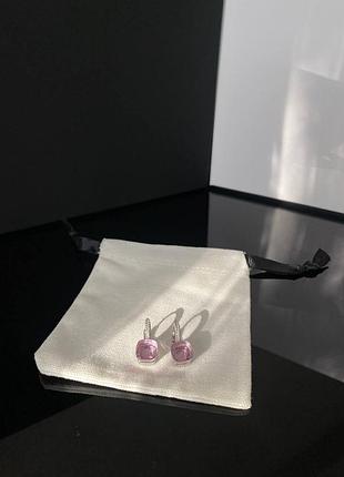 Помелато/pomellato сережки посрібнення з одним квадратним каменем рожевого кольору, дрібними цирконами по колу