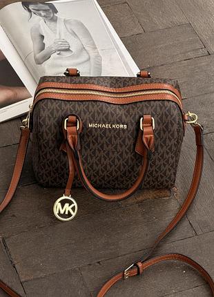 Сумка michael kors hayes duffle коричневий є