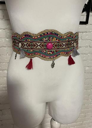 Яскравий етнічний пояс у стилі бохо (boho / gypsy / tribal) з вишивкою, бісером та кутасами