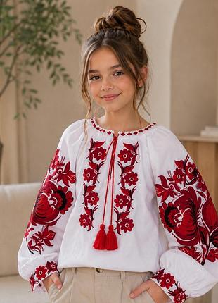 Стильна сучасна блуза-вишиванка для дівчинки в стилі бохо з яскравим червоним рослинним орнаментом 128