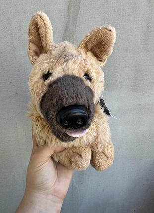 Плюшеве цуценя німецької вівчарки бренду keel toys з характерним чорним носом та виглядом з висунутим язиком