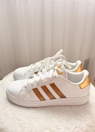 Жіночі кросівки adidas