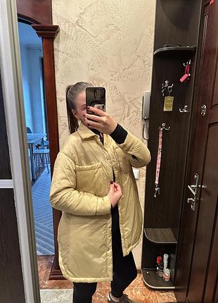 Класна бежево/гірчична куртку на синтепоні (тепла осінь), стан - нова. вказано розмір m, але можна й на l