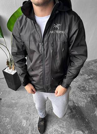 Мужская ветровка черная arcteryx осенняя весенняя куртка арктерикс демисезонная легкая с капюшоном (b)