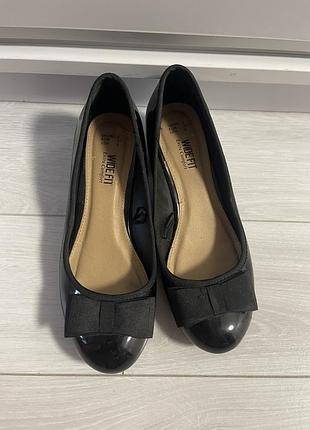 Нові жіночі стильні класичні лаковані туфлі човники лофери primark