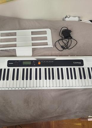 Продам компактный цифровой синтезатор casio casiotone ct-s200 в стильном белом цвете (we).