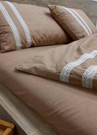 Постільна білизна з мереживом бязь gold luxe полуторна 150х210 наволочки 50х70 кава з молоком