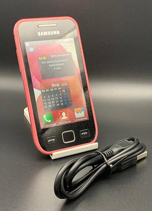 Samsung wave525 (gt-s5250) у яскравому червоному кольорі.